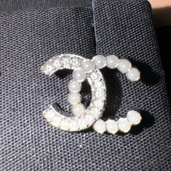 💯 Authentic Chanel CC Pearl Crystal Earrings 24S collection - Picture 4 of 8